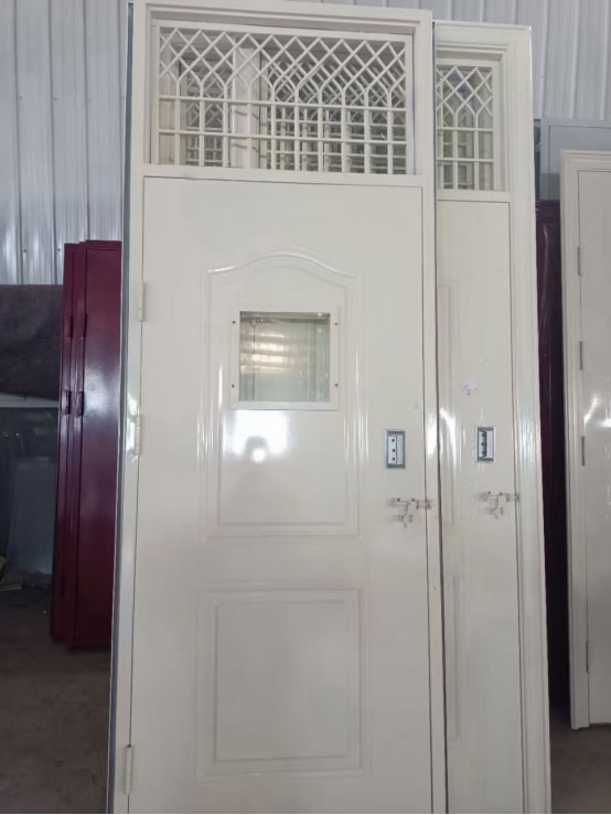 海南藏族学校教室门