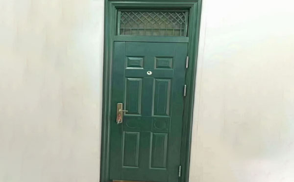 海南藏族学校教室门