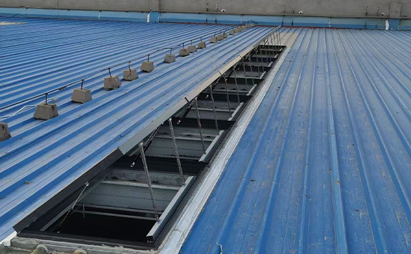 某城市大型商业综合体中庭海南藏族排烟窗工程